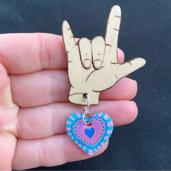 Love You ASL Sign Language Pin ๐คโค๏ธ๐๐๐๐ - Picture 4 of 6